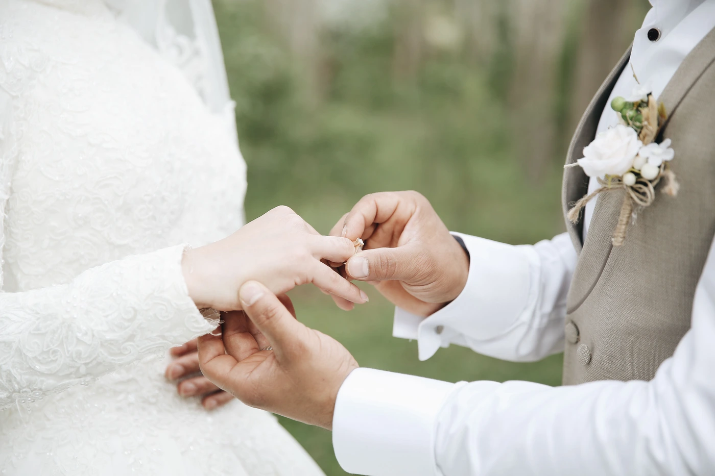 Le marié passe l'alliance au doigt de la mariée